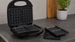 Platzsparende Waffeleisen mit herausnehmbaren Platten fuer einfache Reinigung